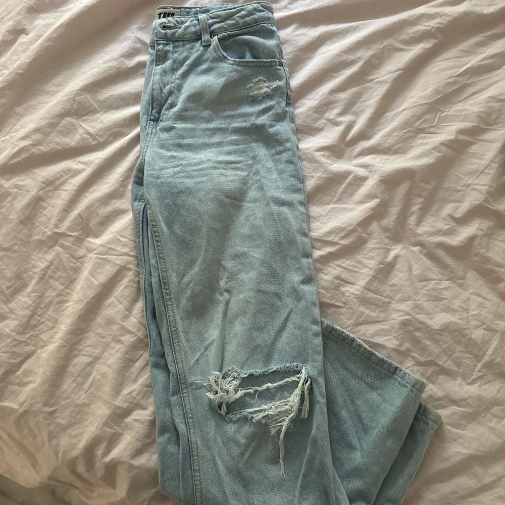 Light Wash Distressed Women’s Jeans